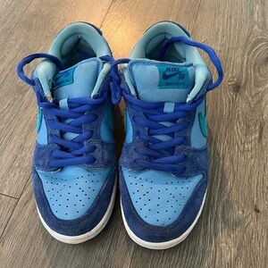 Gently used- Nike SB Dunk Low
Blue Raspberry Size 7 Men – Rare Fruit Pack